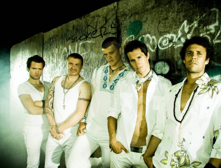 The Players berisi lima personel yang semuanya pesepak bola asal Norwegia. Selain Gamst, ada Freddy Dos Santos, Raymond Kvisvik, Kristofer HÃ¦stad, dan Oyvind Svenning.